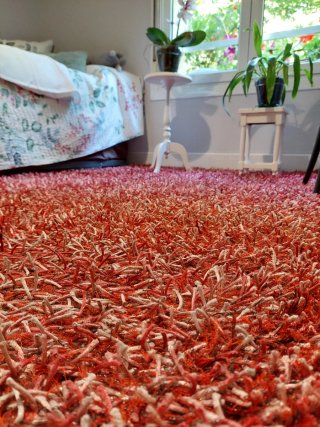 Alfombra de hilos rosa y roja