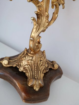 Candelabros dorados de metal y madera