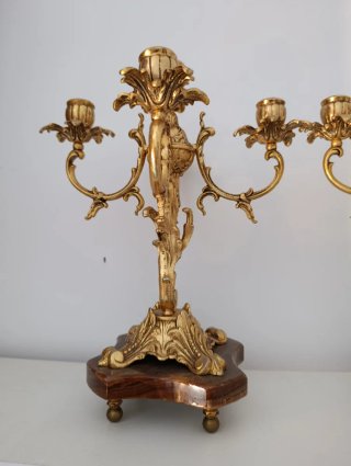 Candelabros dorados de metal y madera