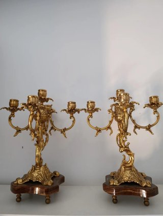 Candelabros dorados de metal y madera
