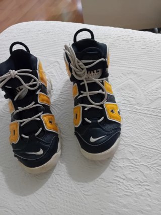 Zapatillas Nike Air Negras y Amarillas