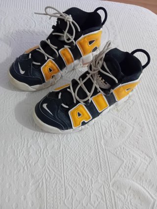 Zapatillas Nike Air Negras y Amarillas