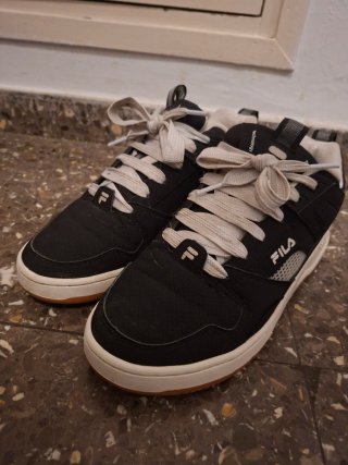 Zapatillas Fila Negras y Blancas