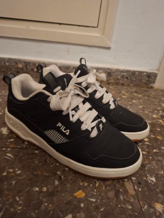 Zapatillas Fila Negras y Blancas