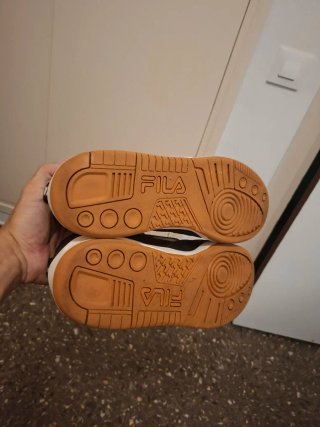 Zapatillas Fila Negras y Blancas
