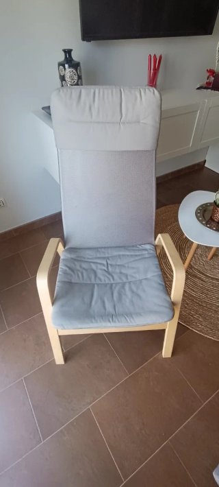 Sillón de tela y madera