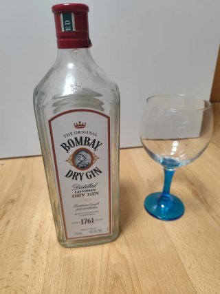 Collezione di bottiglie di gin vuote