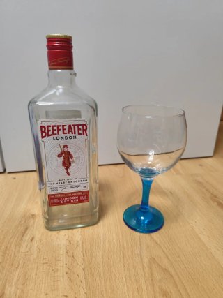 Collezione di bottiglie di gin vuote