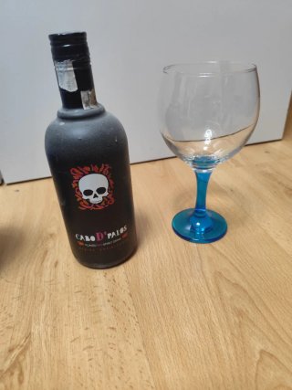 Collezione di bottiglie di gin vuote