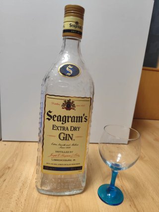 Collezione di bottiglie di gin vuote