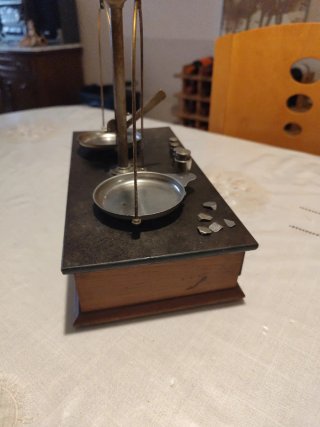 Balanza antigua de precisión