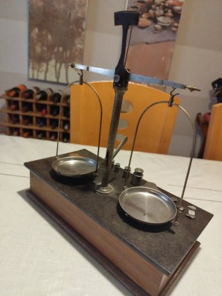 Balanza antigua de precisión
