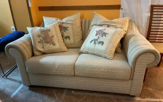 Sofá cama de tela y madera