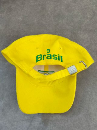 Gorra Adidas Amarilla con Bandera de Brasil, nueva