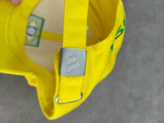 Gorra Adidas Amarilla con Bandera de Brasil, nueva