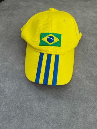 Gorra Adidas Amarilla con Bandera de Brasil, nueva