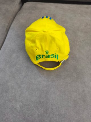 Gorra Adidas Amarilla con Bandera de Brasil, nueva