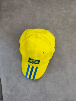 Gorra Adidas Amarilla con Bandera de Brasil, nueva