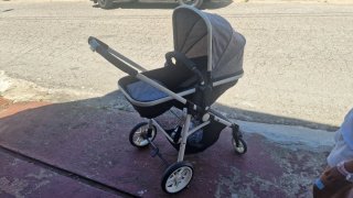 Carrito de bebé gris