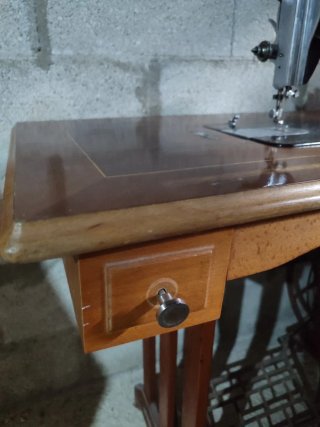 Máquina de coser antigua Alfa