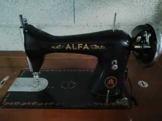Máquina de coser antigua Alfa