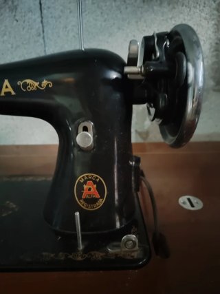 Máquina de coser antigua Alfa