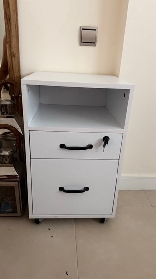 Archivador blanco con ruedas y cerradura