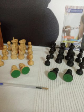 Antiguas piezas de ajedrez de madera