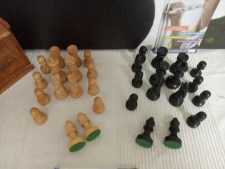 Antiguas piezas de ajedrez de madera