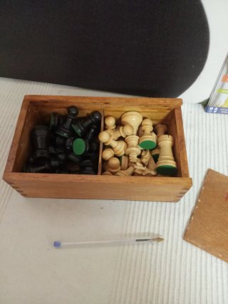 Antiguas piezas de ajedrez de madera
