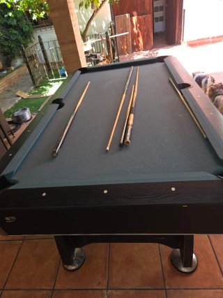 Mesa de billar con bolas y tacos