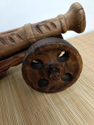 Antiguo Cañón de Madera Maciza