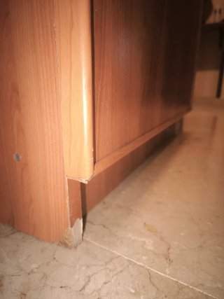 Estantería de madera con armario