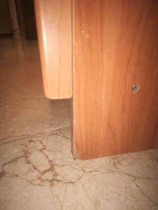 Estantería de madera con armario