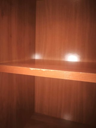 Estantería de madera con armario