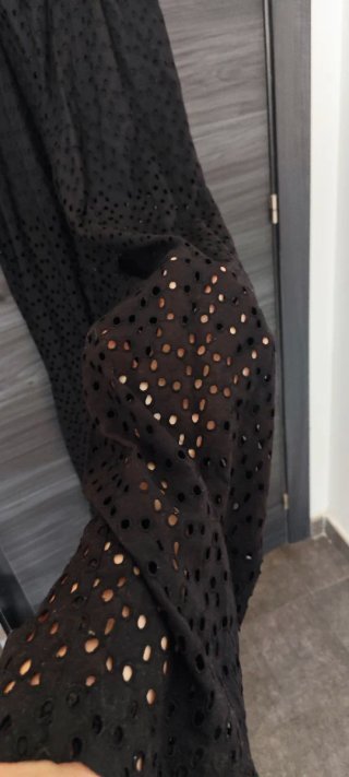 Peto negro con diseño calado