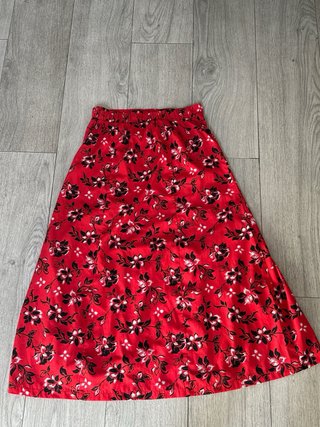 Falda larga roja floral con abertura