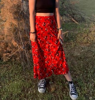 Falda larga roja floral con abertura