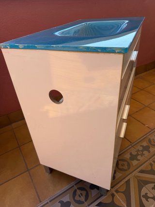 Mueble de baño con lavabo azul integrado