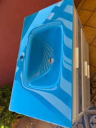 Mueble de baño con lavabo azul integrado