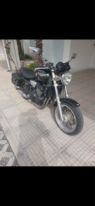 Triumph 900cc Negra