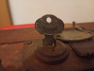 Maleta antigua de madera