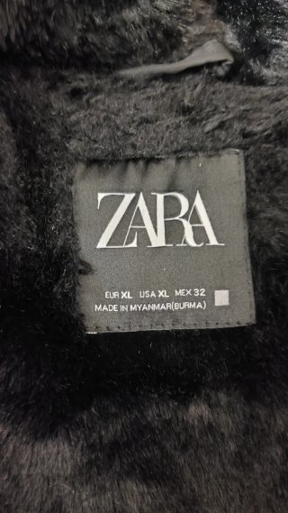 Chaqueta Zara Negra con Capucha