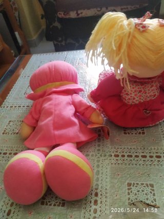 Muñeca de peluche rosa con sombrero una musical