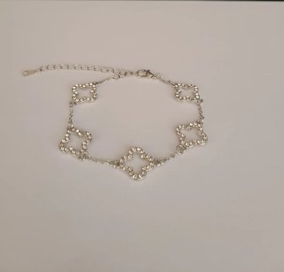 Pulsera plateada con tréboles
