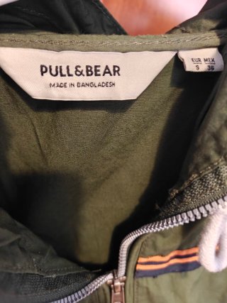Chaqueta verde Pull and Bear con capucha