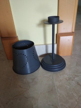 Precioso adorno de metal en forma de lámpara