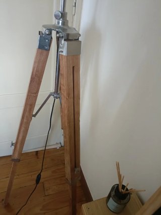 Lámpara de pie trípode madera y metal