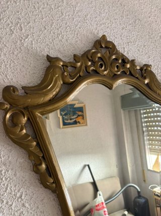 Espejo decorativo dorado con marco tallado