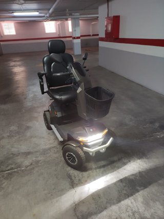 Scooter eléctrico negro y gris